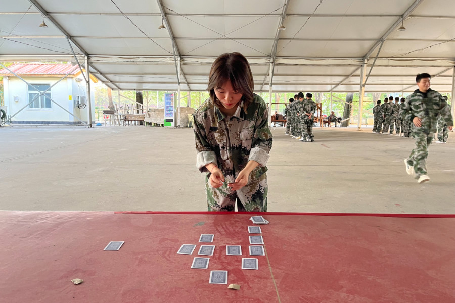 达芬奇密码团建项目现场，团队成员分析密码卡片
