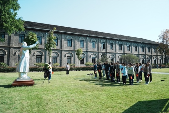 毛主席像前学员列队——红色团建仪式简短而庄重代表