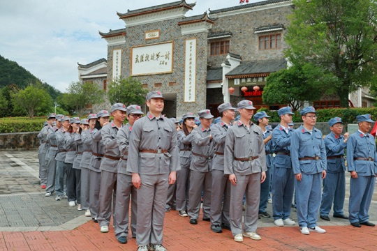 红军服员工宣誓仪式——红色教育团队开场气氛代表场景