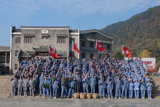 80 人红军服大合影加党旗——红色教育经典场景