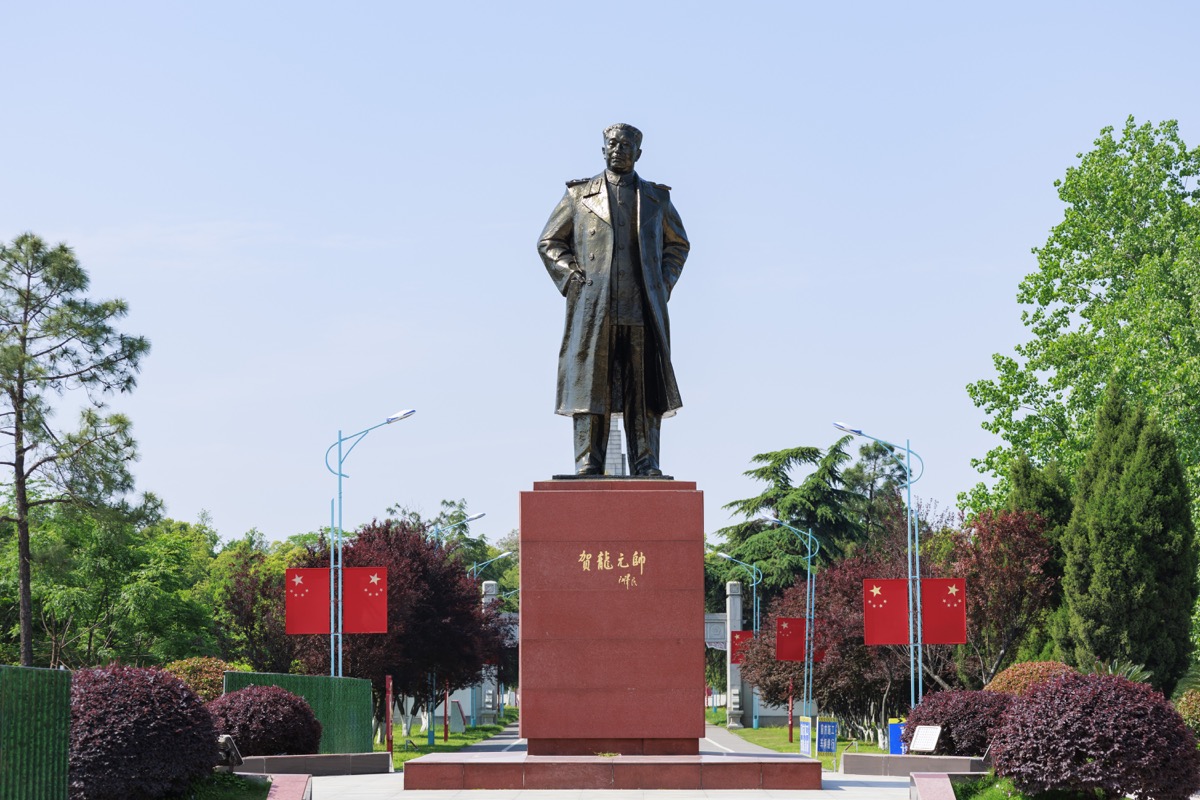 入党誓词墙前的合影——党建活动的核心仪式场景