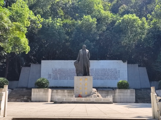 邓小平雕像加实事求是刻石——主题教育经典封面图