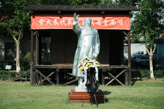 毛主席雕像加党代会红色横幅——严肃环节氛围