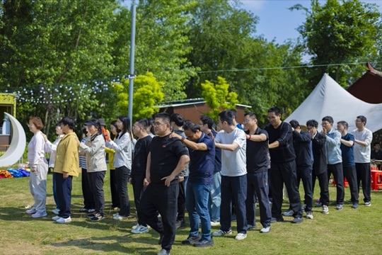破冰团建热身活动团队合影