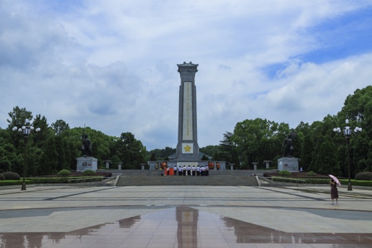 红色教育纪念碑广场场景——黄麻起义和鄂豫皖苏区烈士纪念碑代表