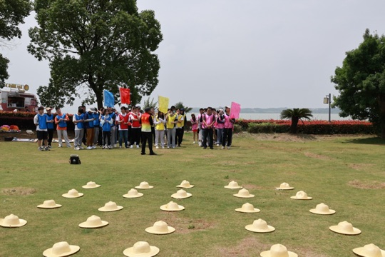 草坪上草帽阵列加多彩马甲团队列队——大型分组活动现场