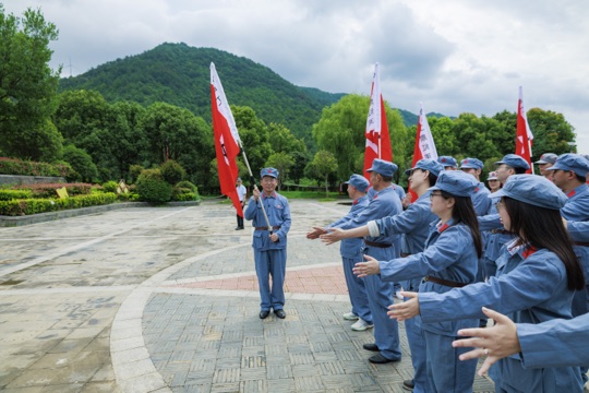 红军服员工方阵训练场景——红色教育团队队列训练代表