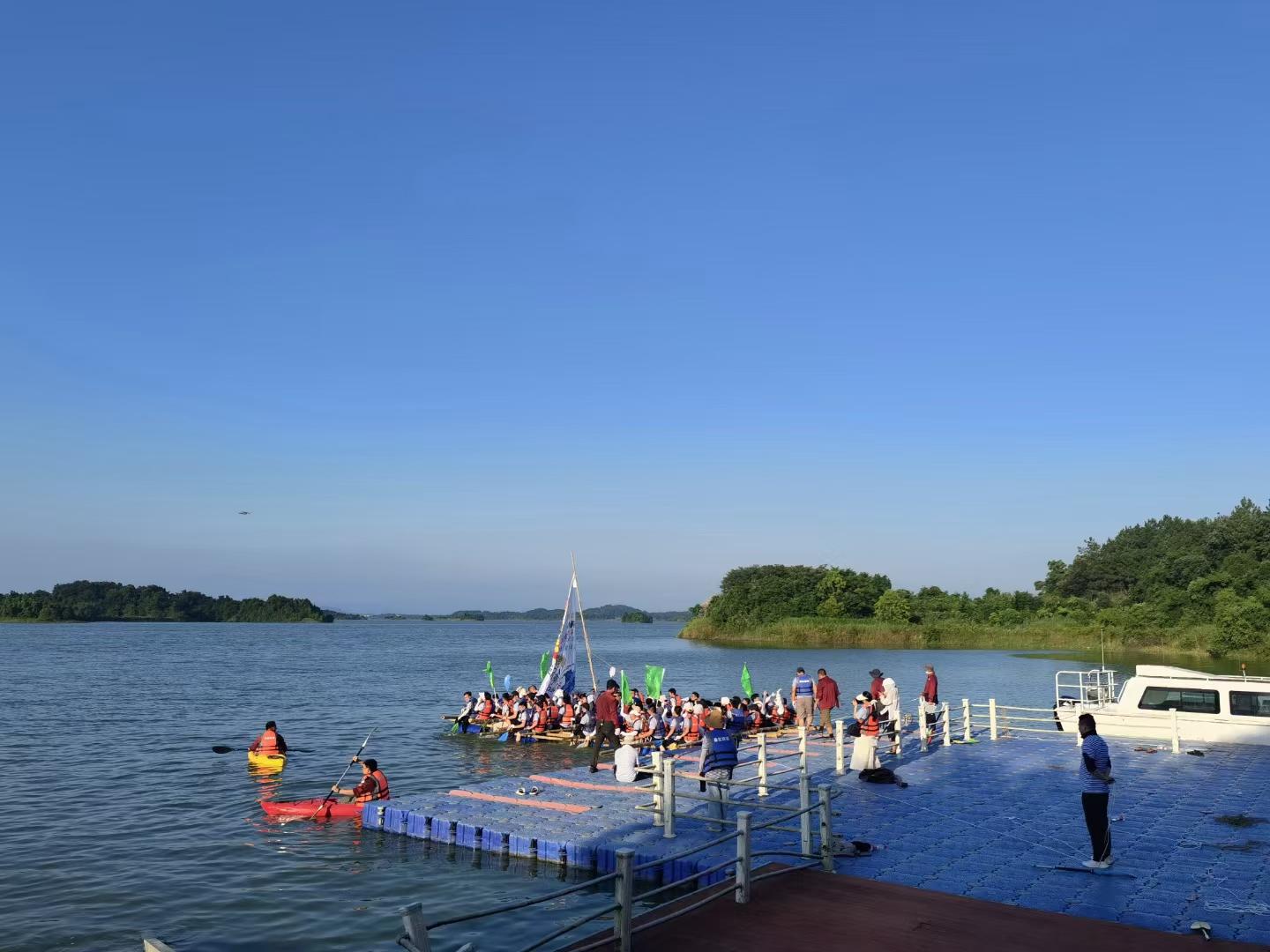 湖畔玩水团建现场