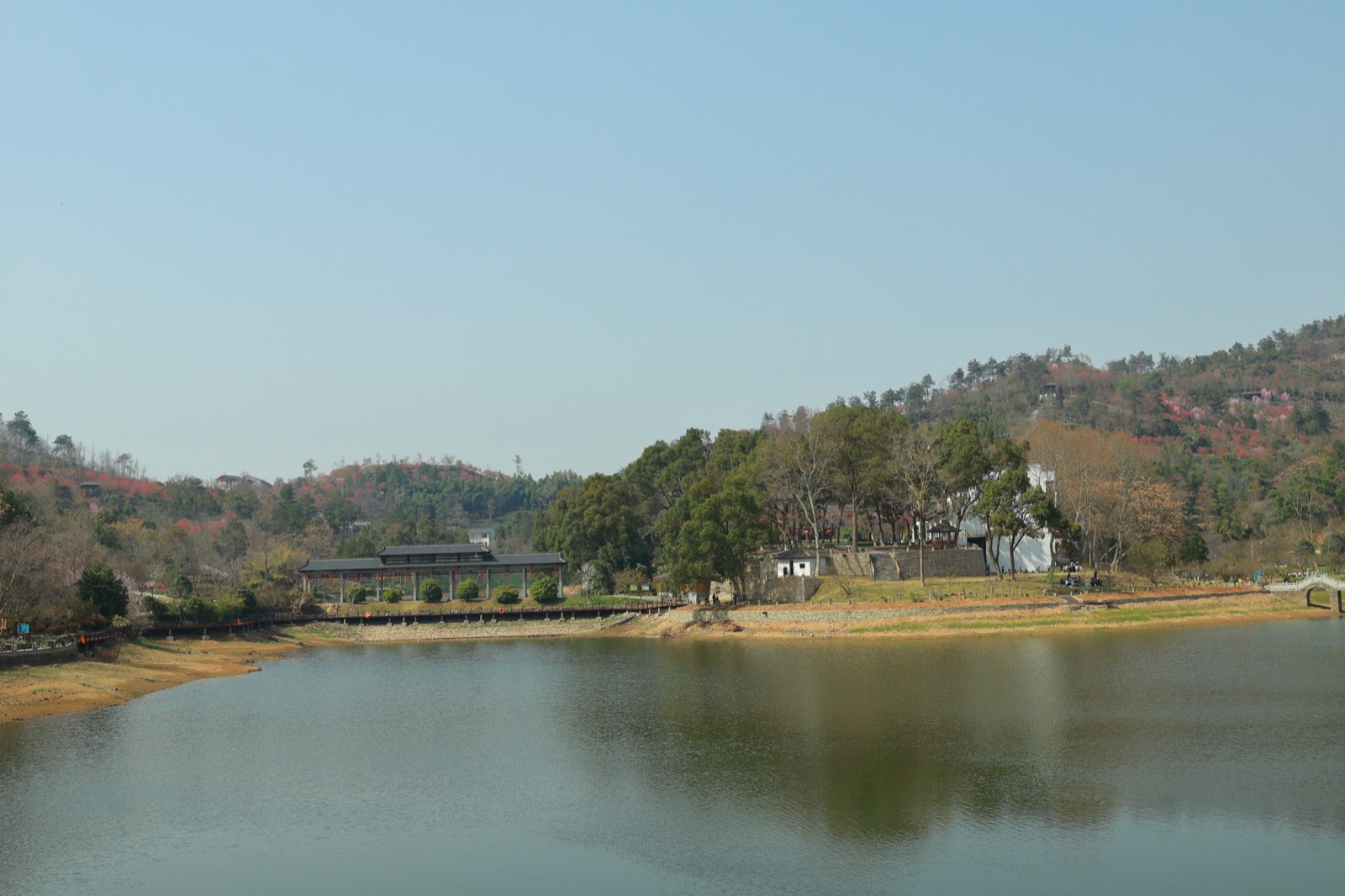 山地湖景型避暑团建环境参考