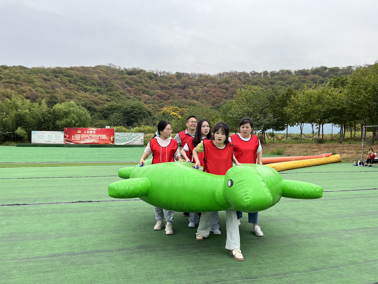 指压板接力赛团建现场
