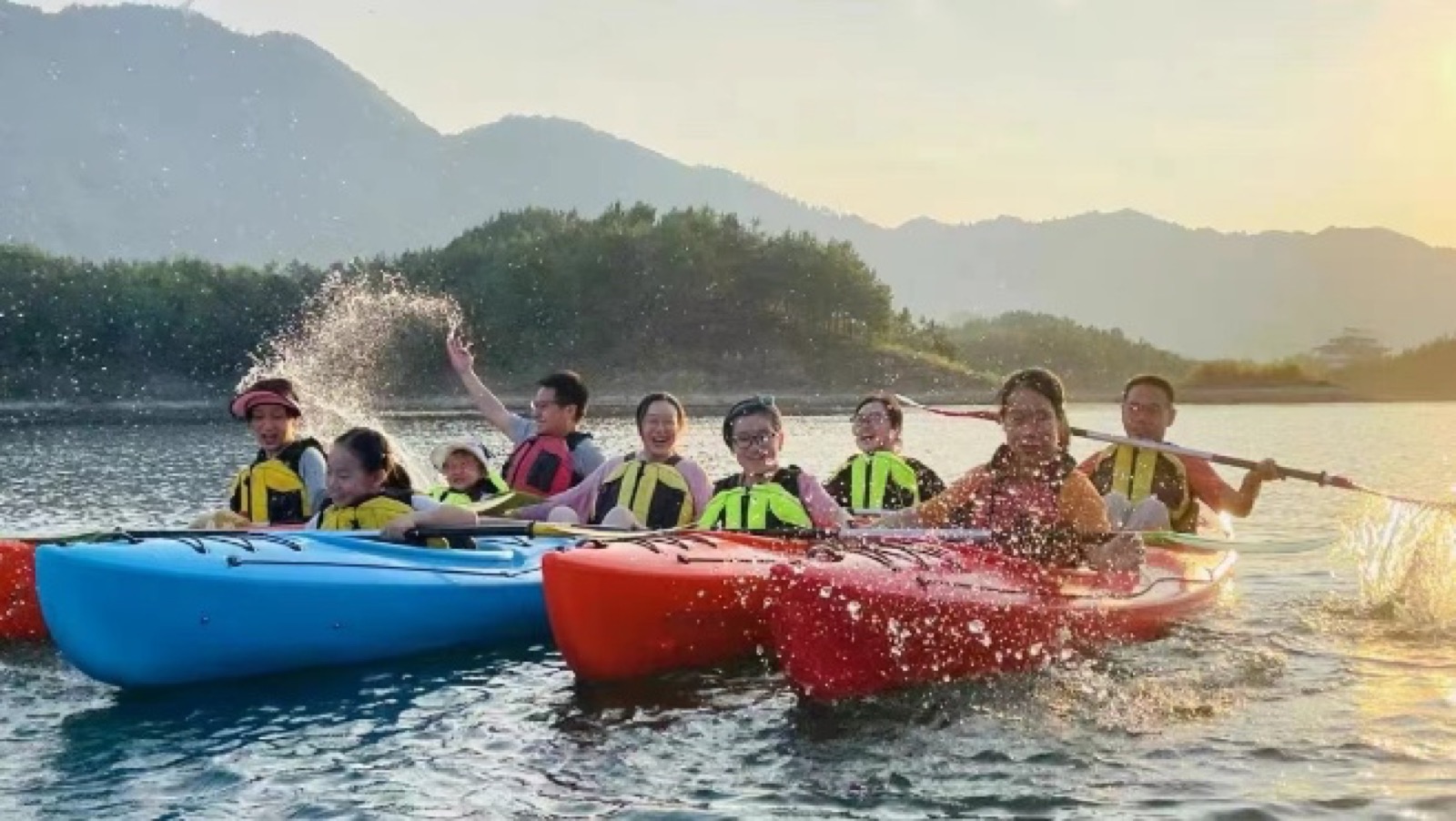 夏季水上玩水团建场景