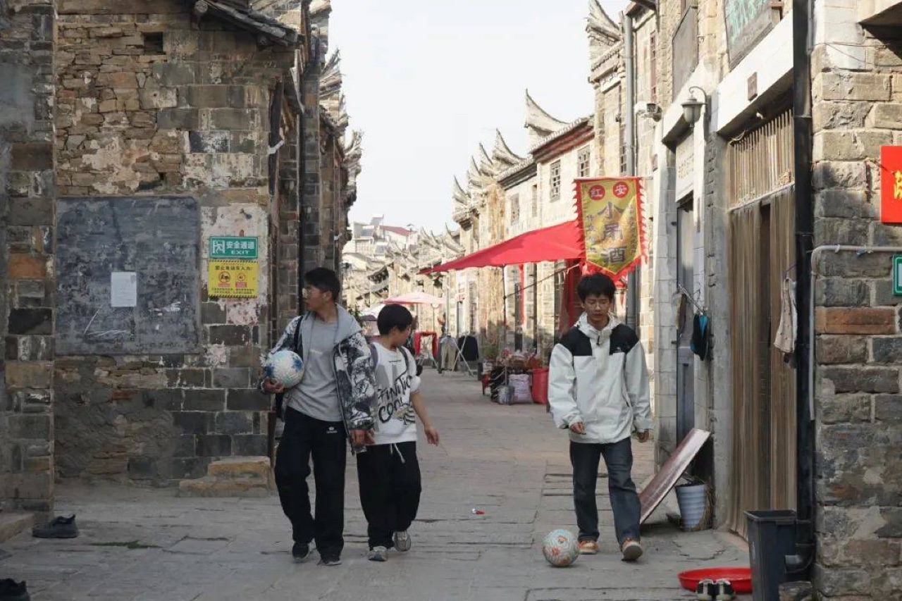 红安七里坪长胜街街景——游客漫步在青石板路上