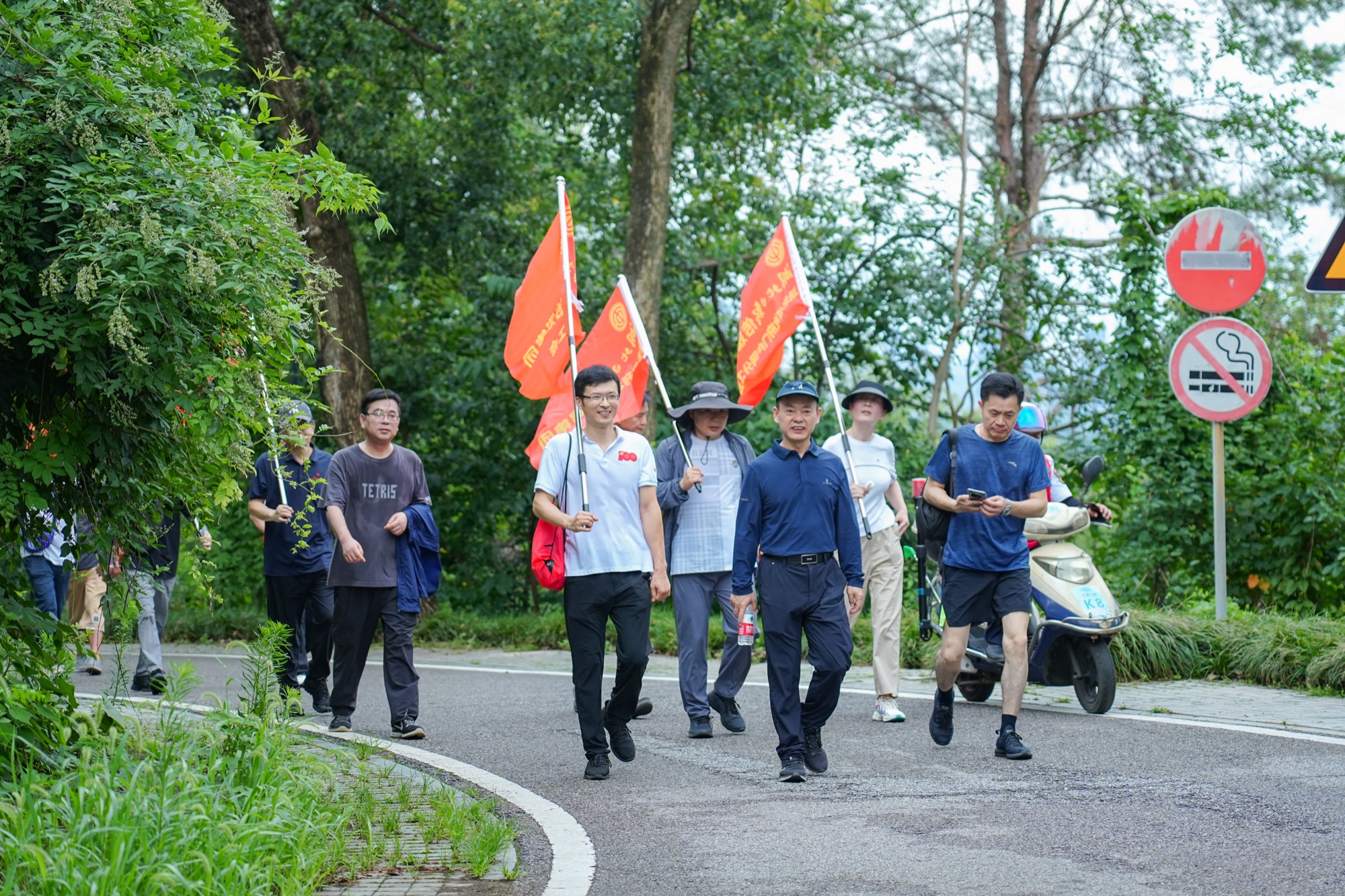 户外徒步团建团队带队实拍