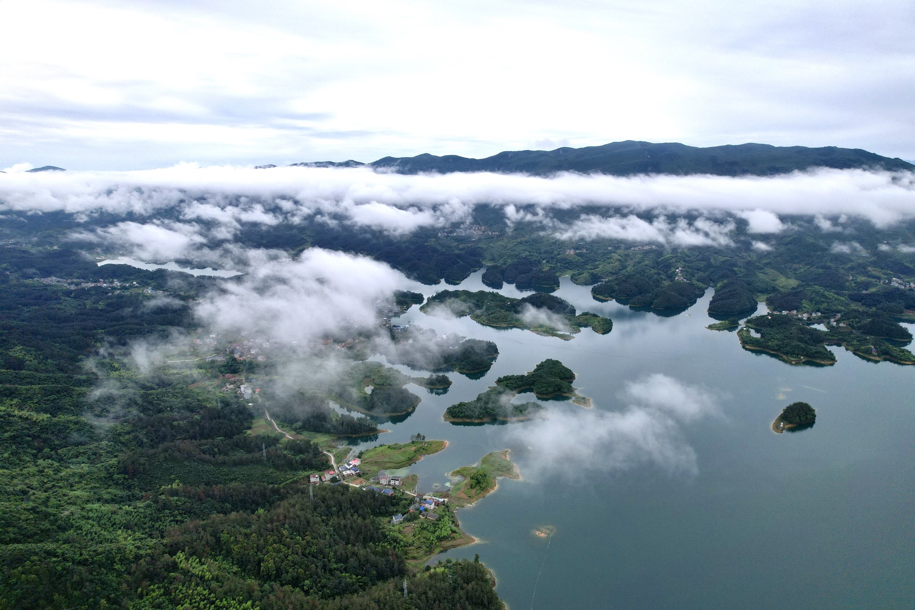 仙岛湖皮划艇团队戏水场景
