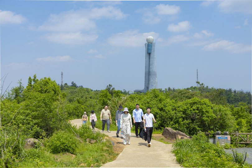 团队行走在江夏八分山山脊步道