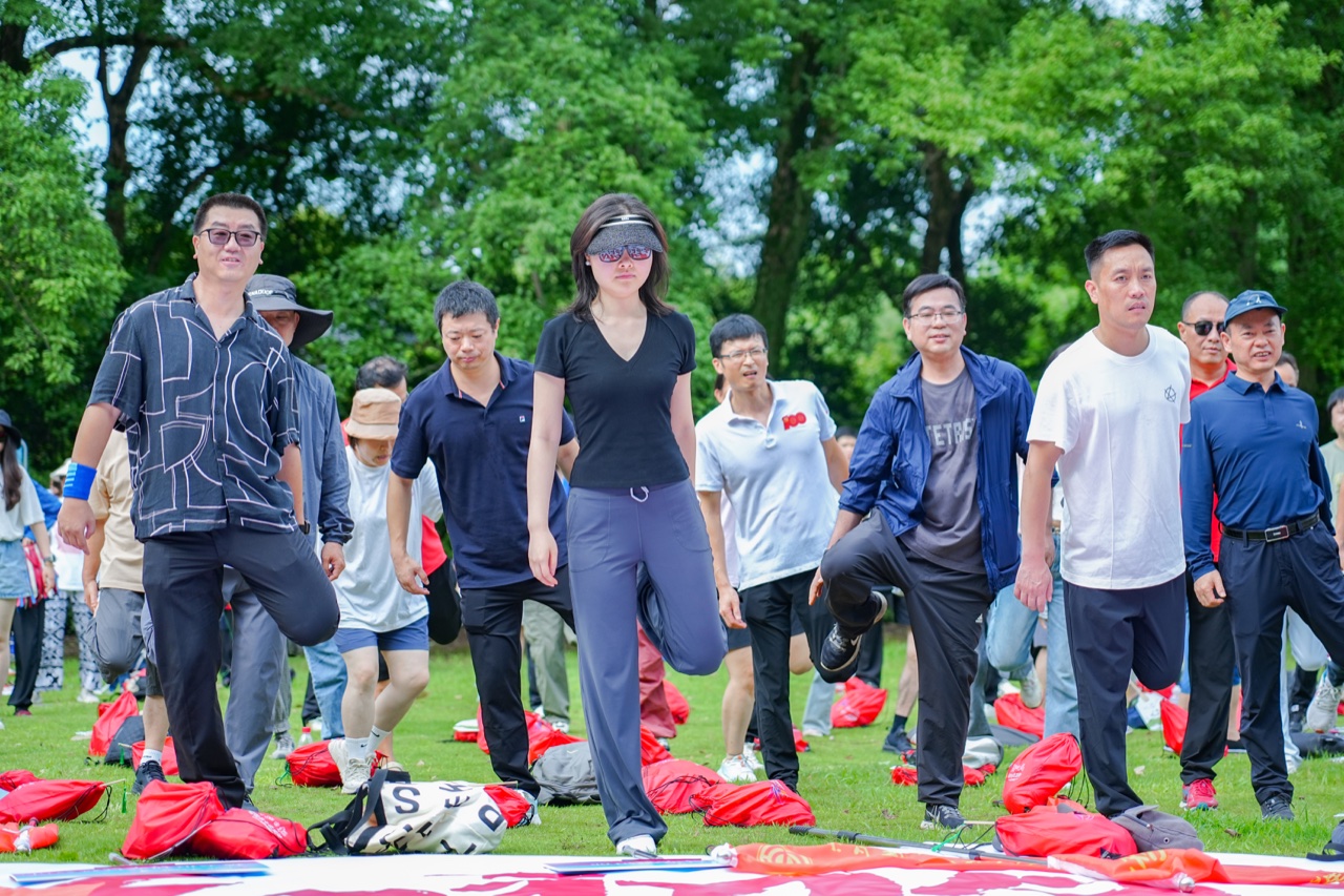 户外飞盘不需要专业场地,一个平整草坪就够