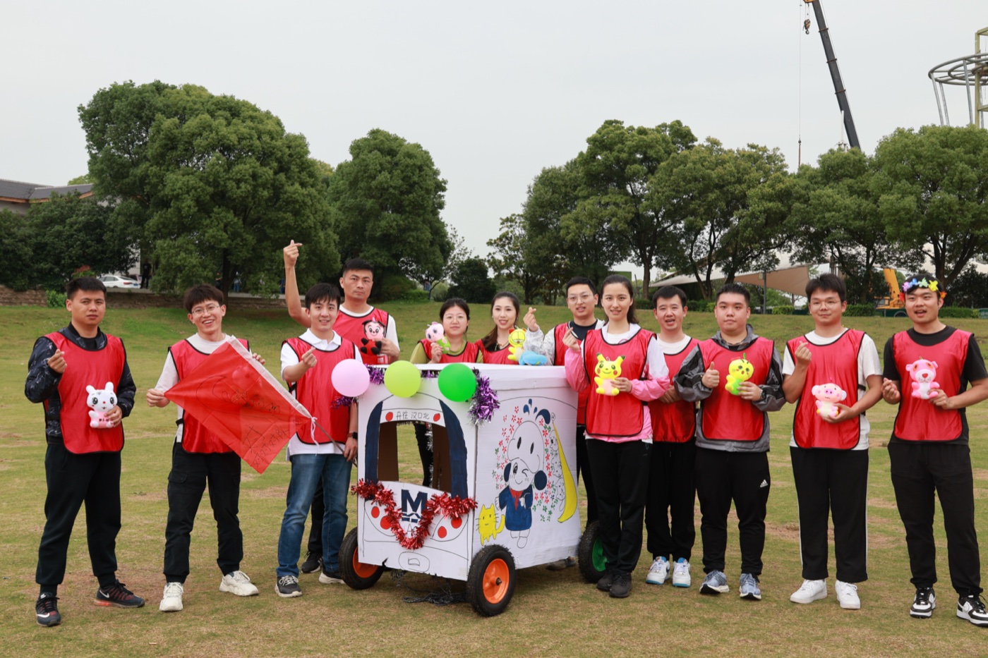 全员与赛车合影——从图纸到赛道,一天之内完成全流程
