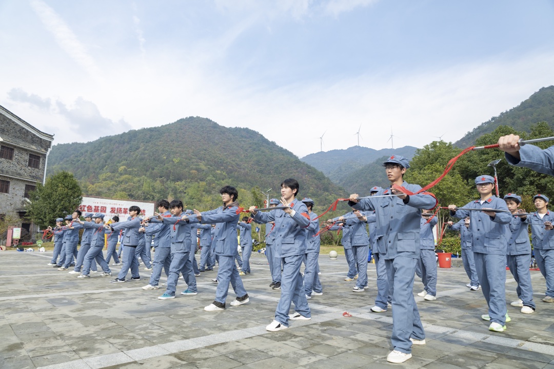 重走长征路沉浸体验——穿红军装、走革命路,让红色教育入脑入心