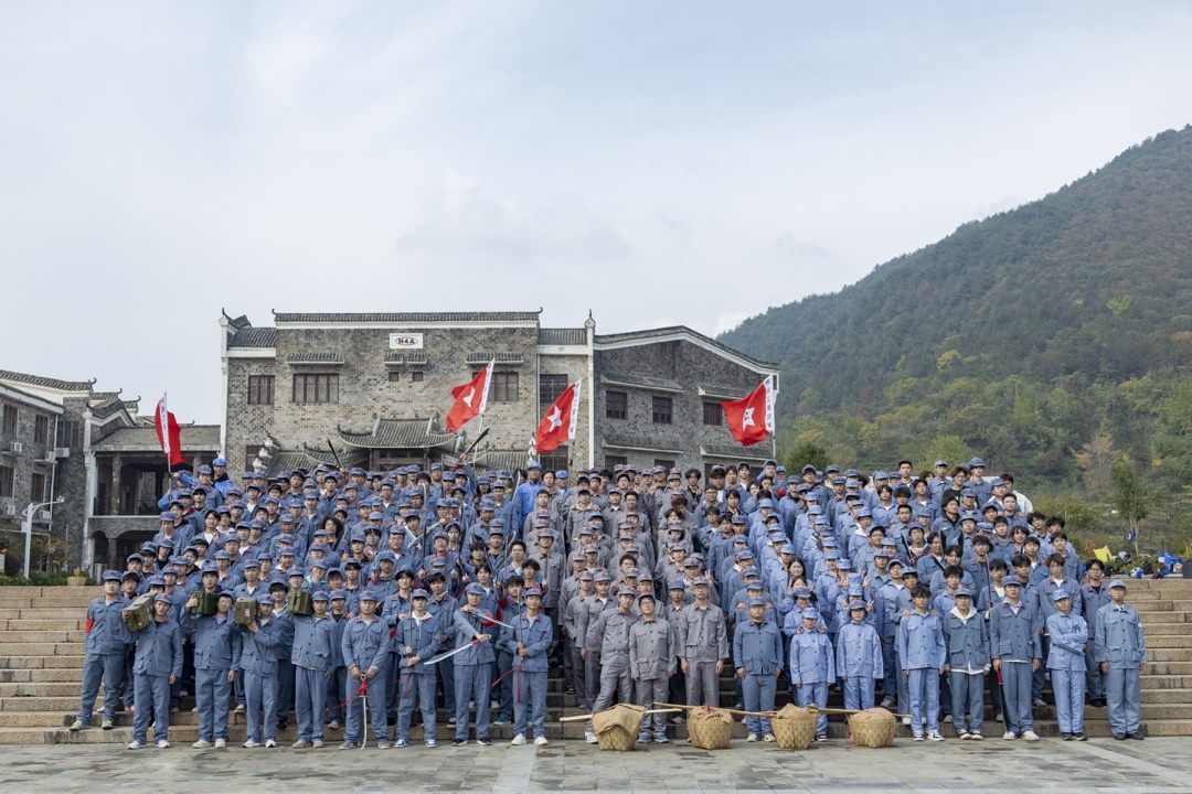 全体合影——在红色地标前定格团队记忆,将学习成果转化为行动力