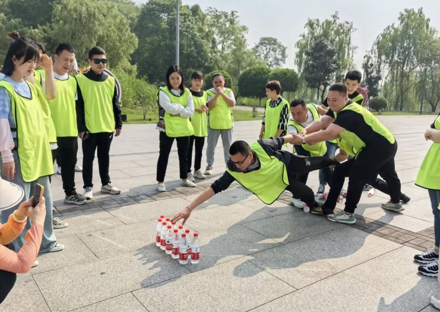 起点任务·雷区取水——不踏入禁区,仅靠队友支撑取出目标物,完成才能解锁地图
