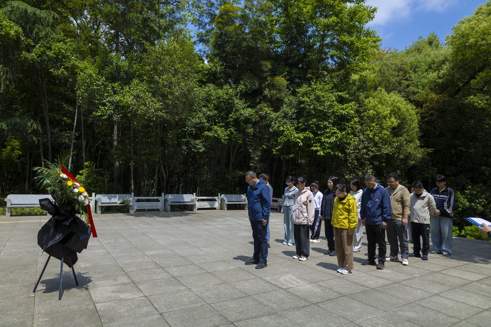 江夏革命烈士纪念馆默哀献花仪式——半日方案的党员现场教育仪式视觉锚点