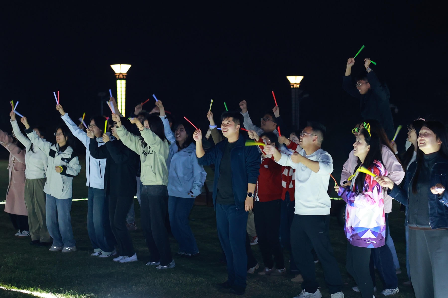 篝火晚会夜场仪式——全员围火击掌跳舞,1 天团建的收尾高潮场景,发圈率最高的环节