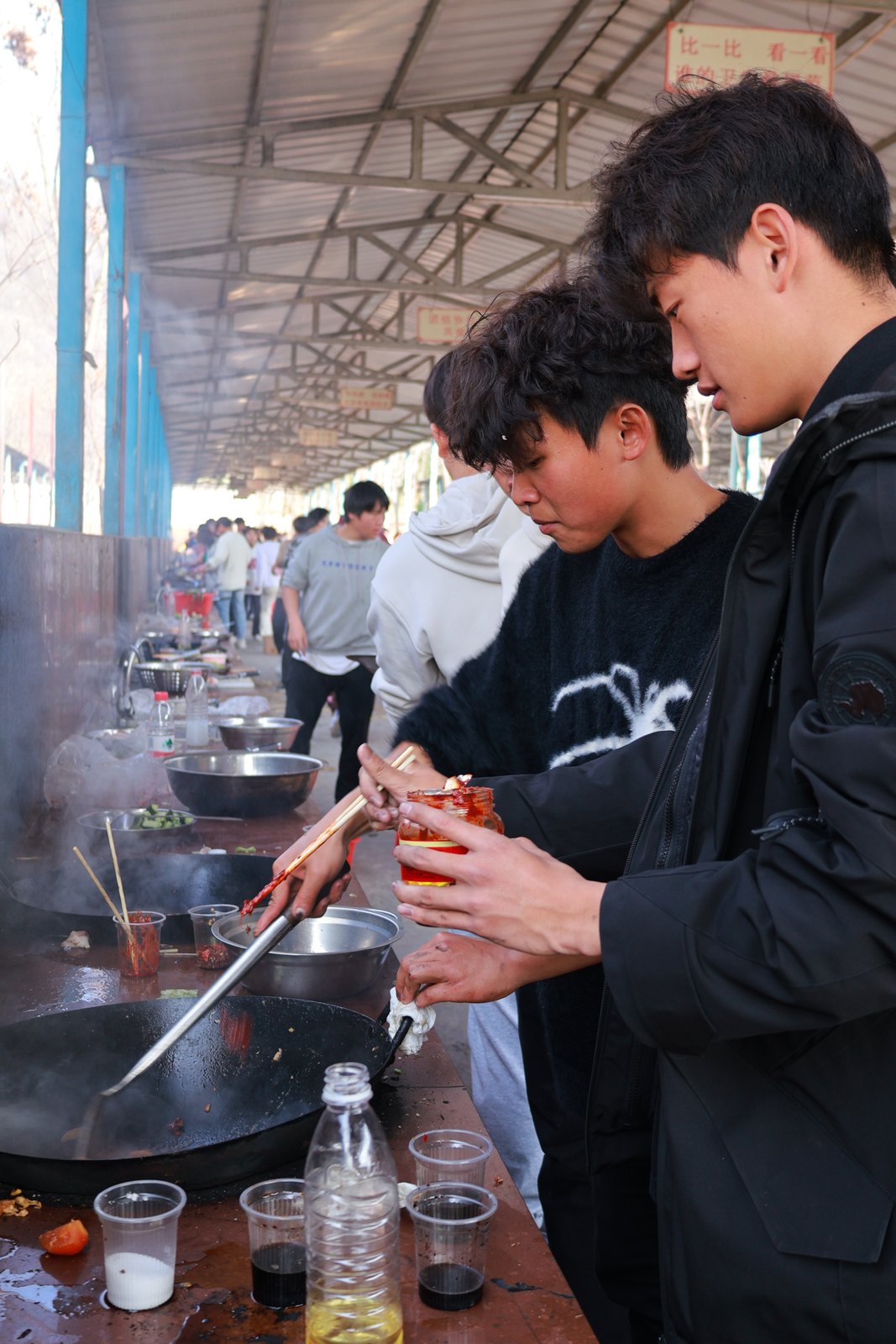 乐农湖畔土锅土灶——中午分组做饭体验