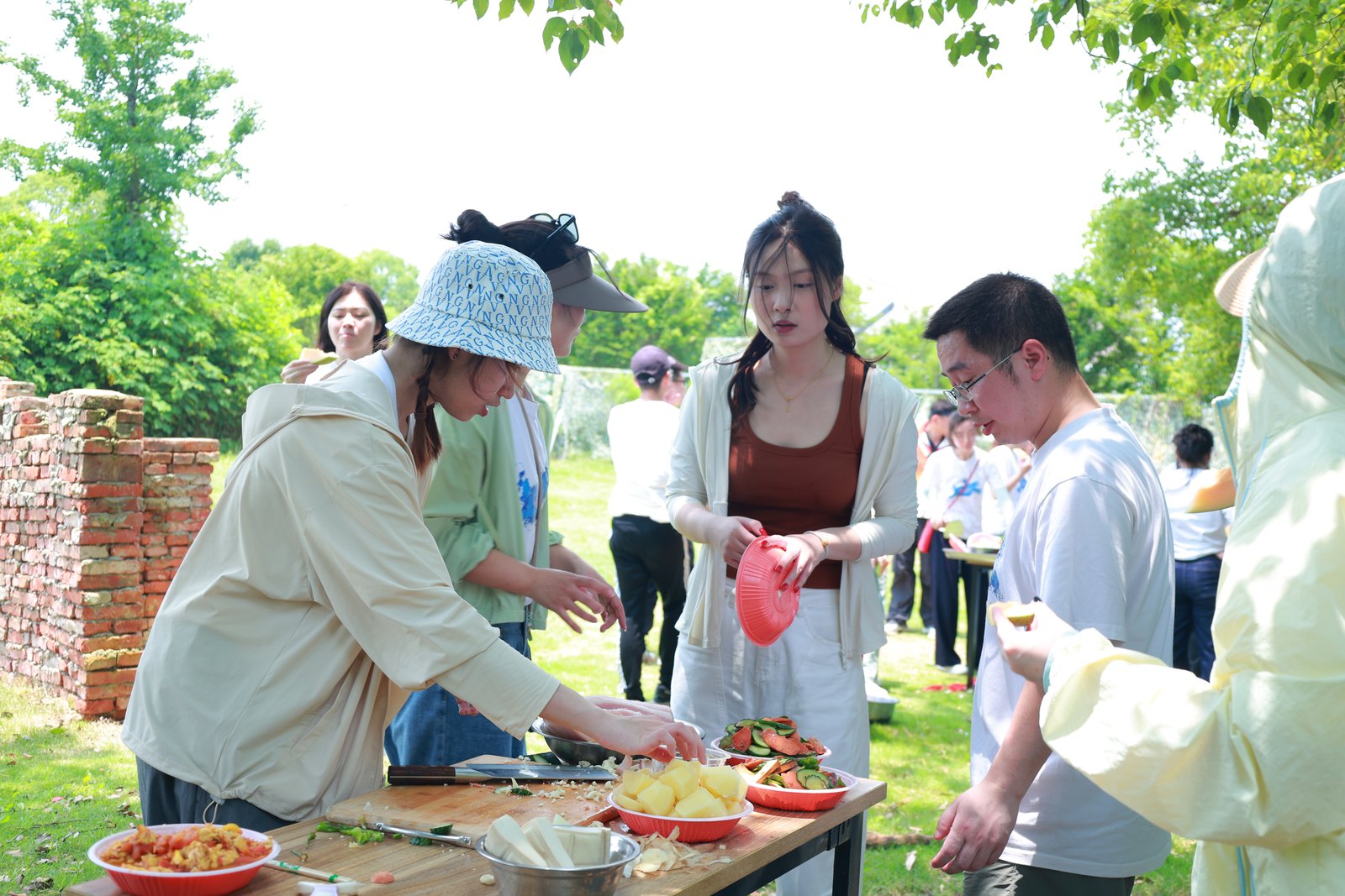 土锅土灶分组备菜——一日团建午餐互动环节