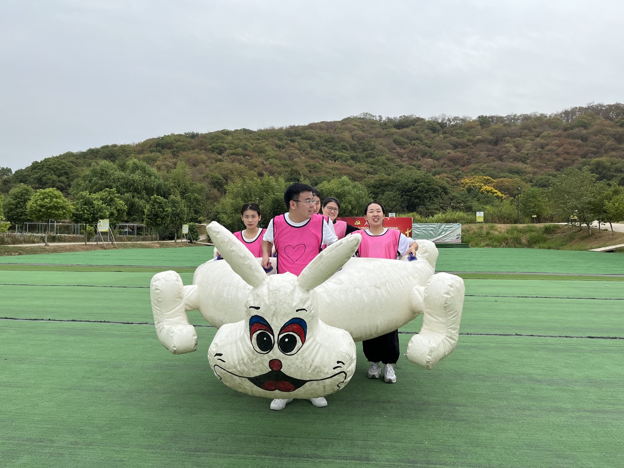 武汉周边1天团建营地实拍——蓝绿撞色队服拔河教练现场教学的场景图鉴
