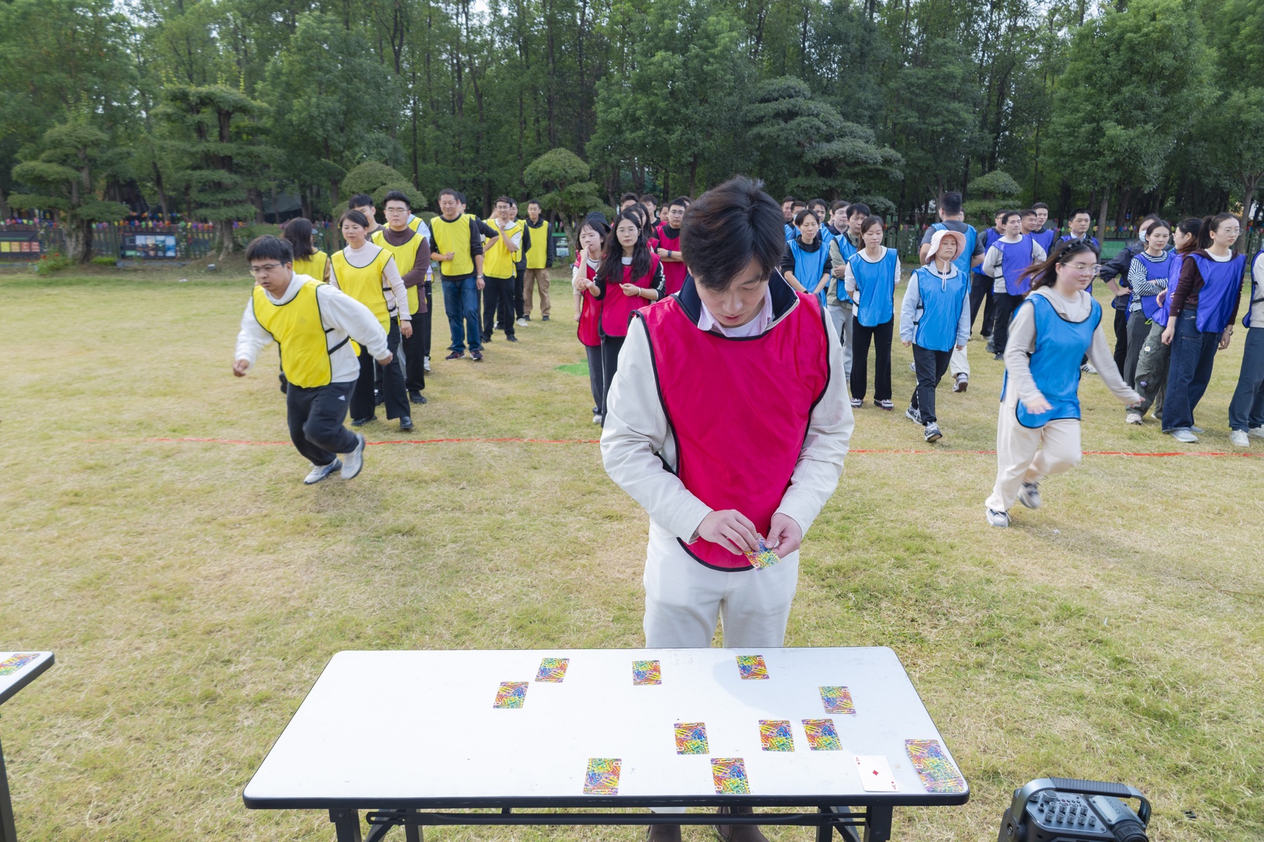 达芬奇密码团建现场——队员接力翻牌推进进度的关键画面