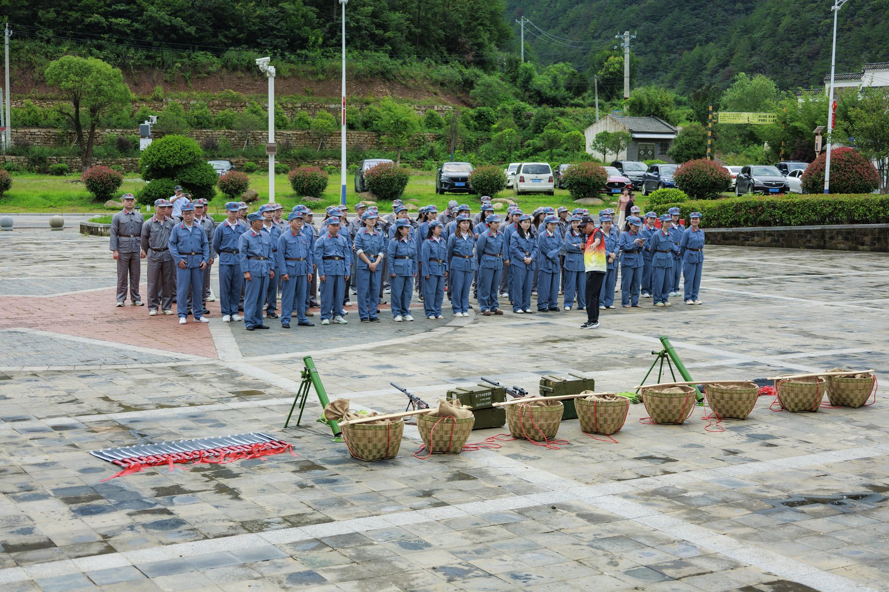 红色运动会道具布场——扁担竹筐和团队任务点位