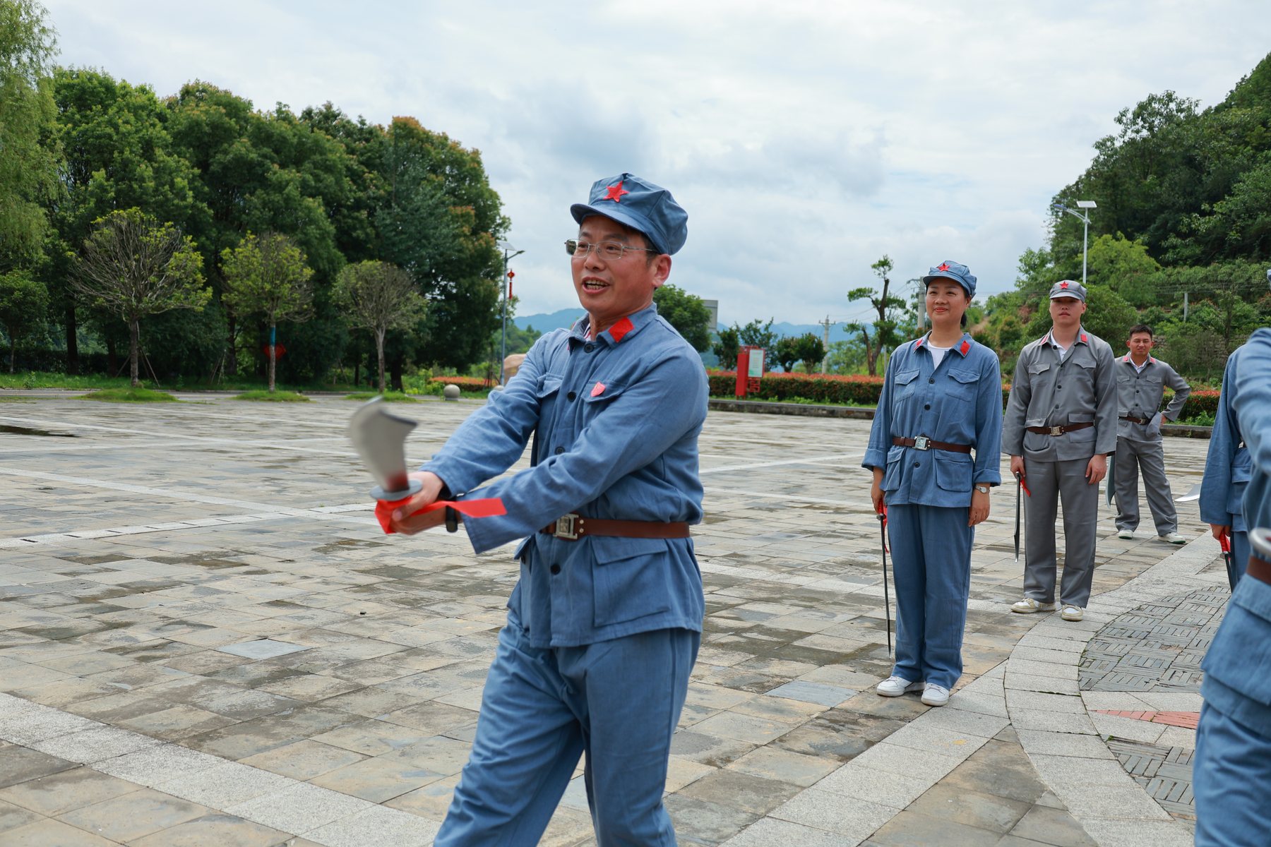 红色运动会投掷挑战——红军服队员参与竞技项目