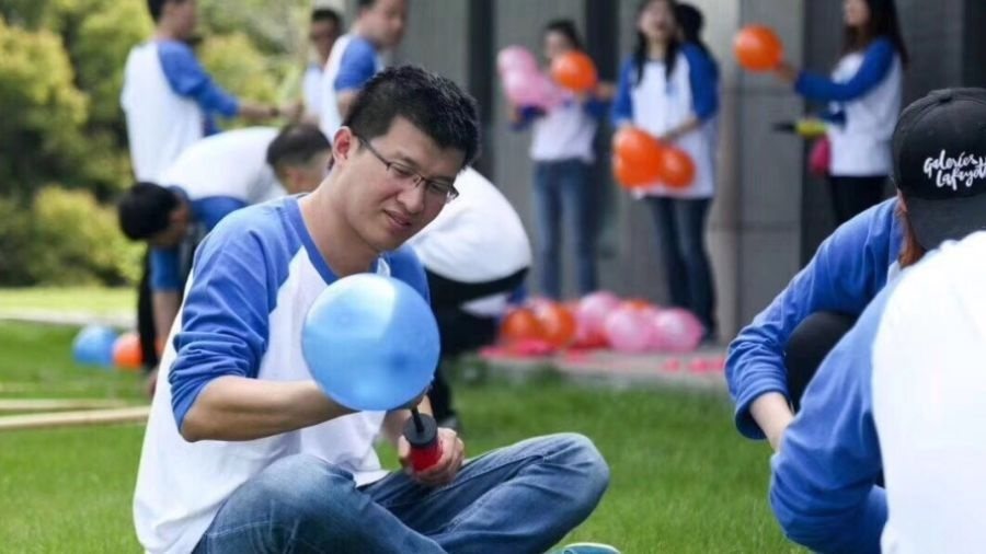 泡泡龙制作现场——团队分工吹气球和组装龙身