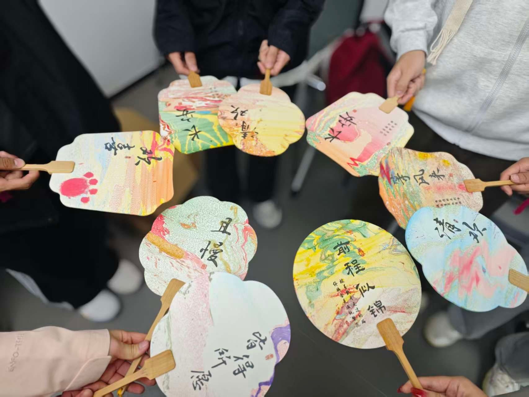 漆扇成品展示——手作作品的颜色和纹样效果