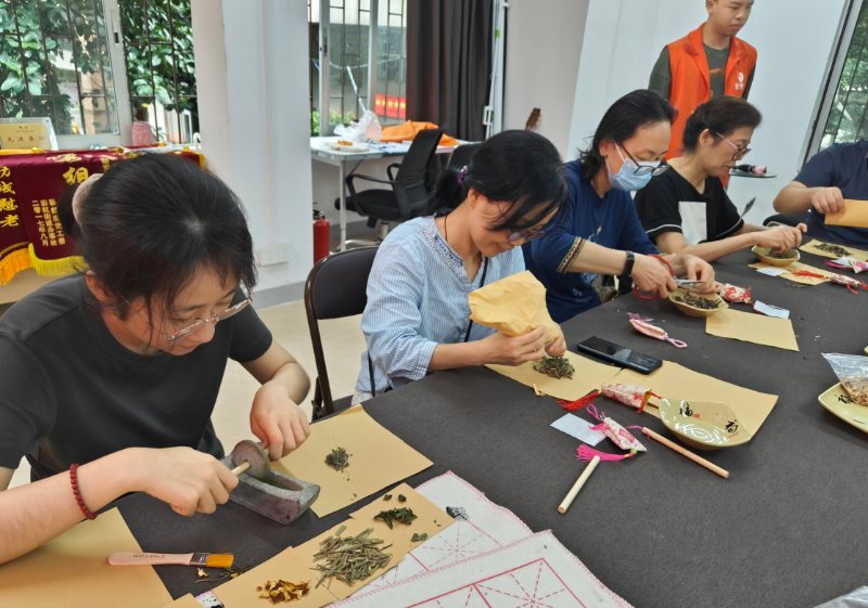 香囊手作体验——填充香料和成品展示