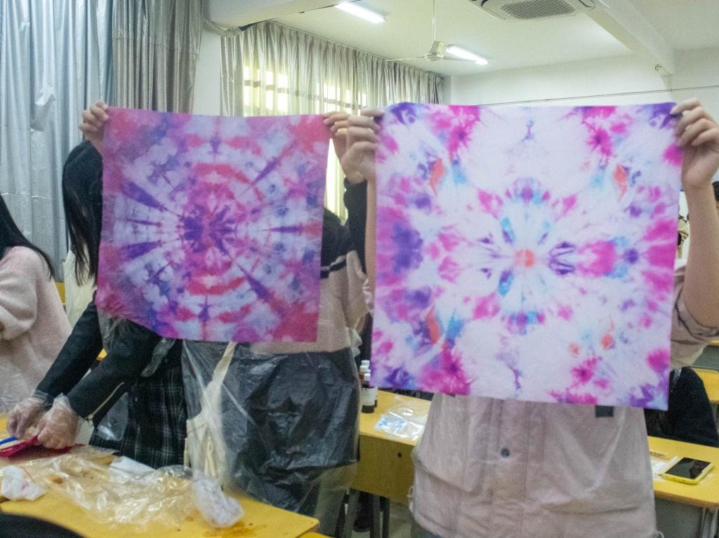 扎染成品展示——展开染布查看纹样效果