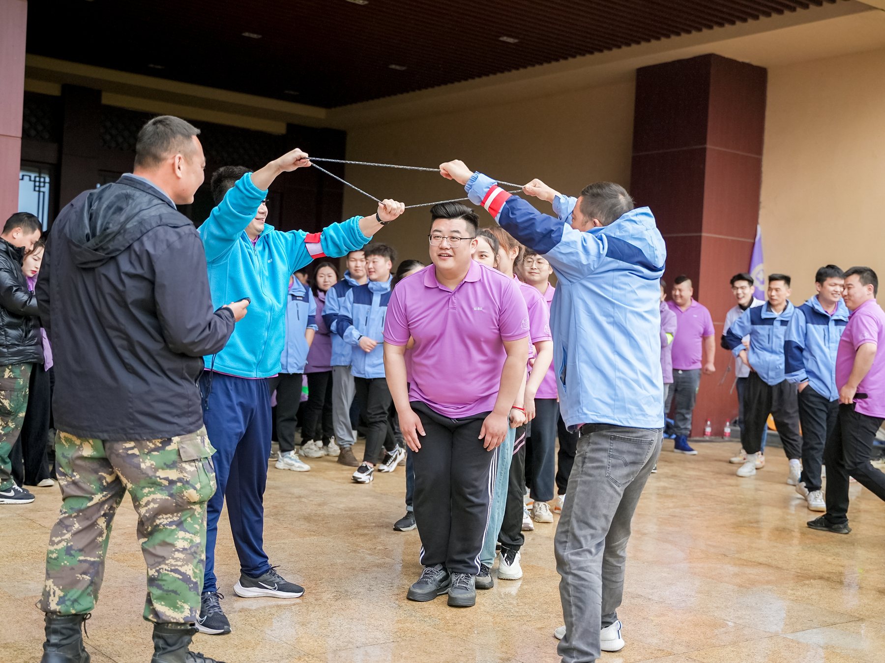 卓越圈团队协作——多人连续穿越绳圈,适合展示破冰氛围