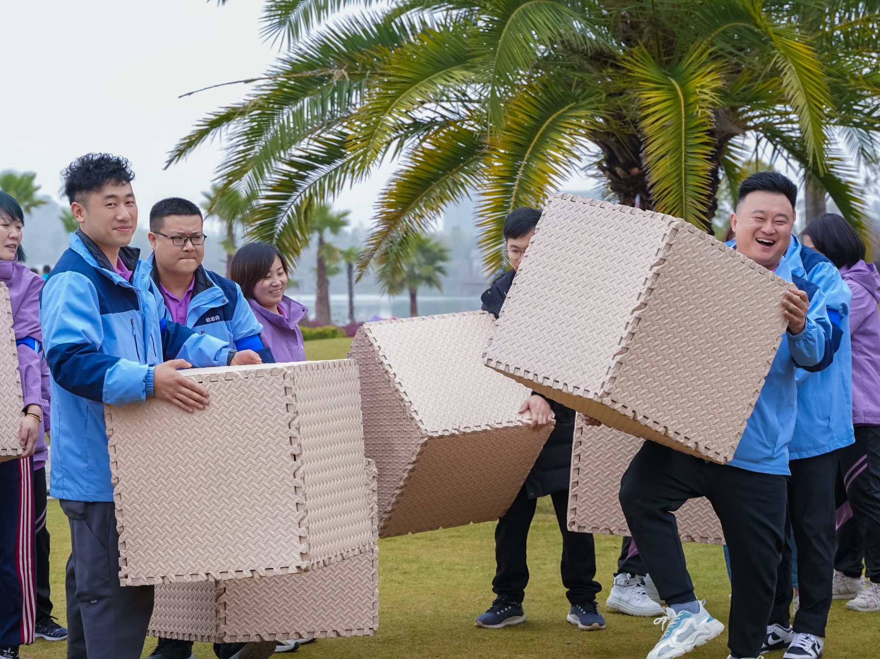 通天塔搭建过程——队员搬运模块,先完成结构分工