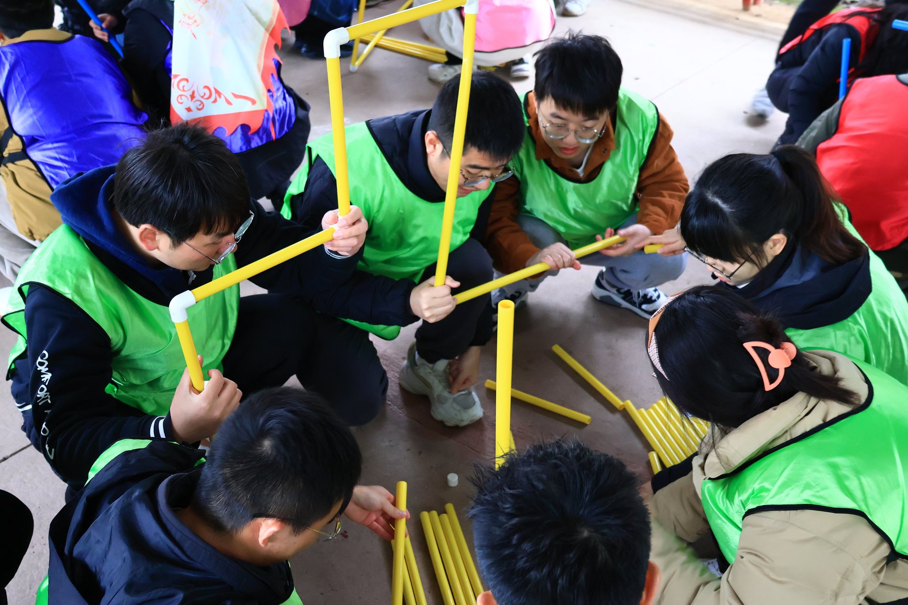 呼吸的力量搭建近景——队员用管道连接装置,沟通分工清楚
