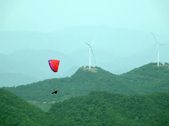 百里荒雾蒙蒙山景+滑翔伞+风电场(项目段)