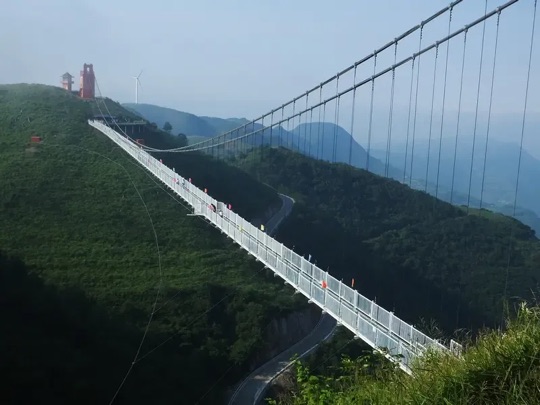百里荒玻璃吊桥近景(从桥头看,远山作背景)(项目段)