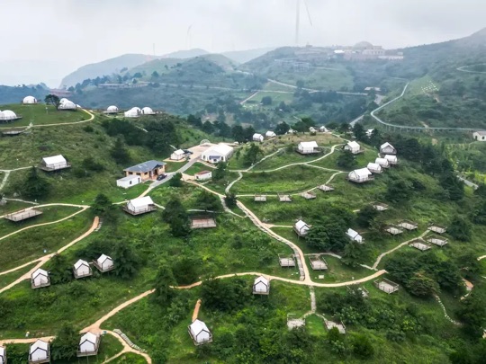 百里荒露营帐篷区俯拍全景,白色帐篷散落山间(行程段)