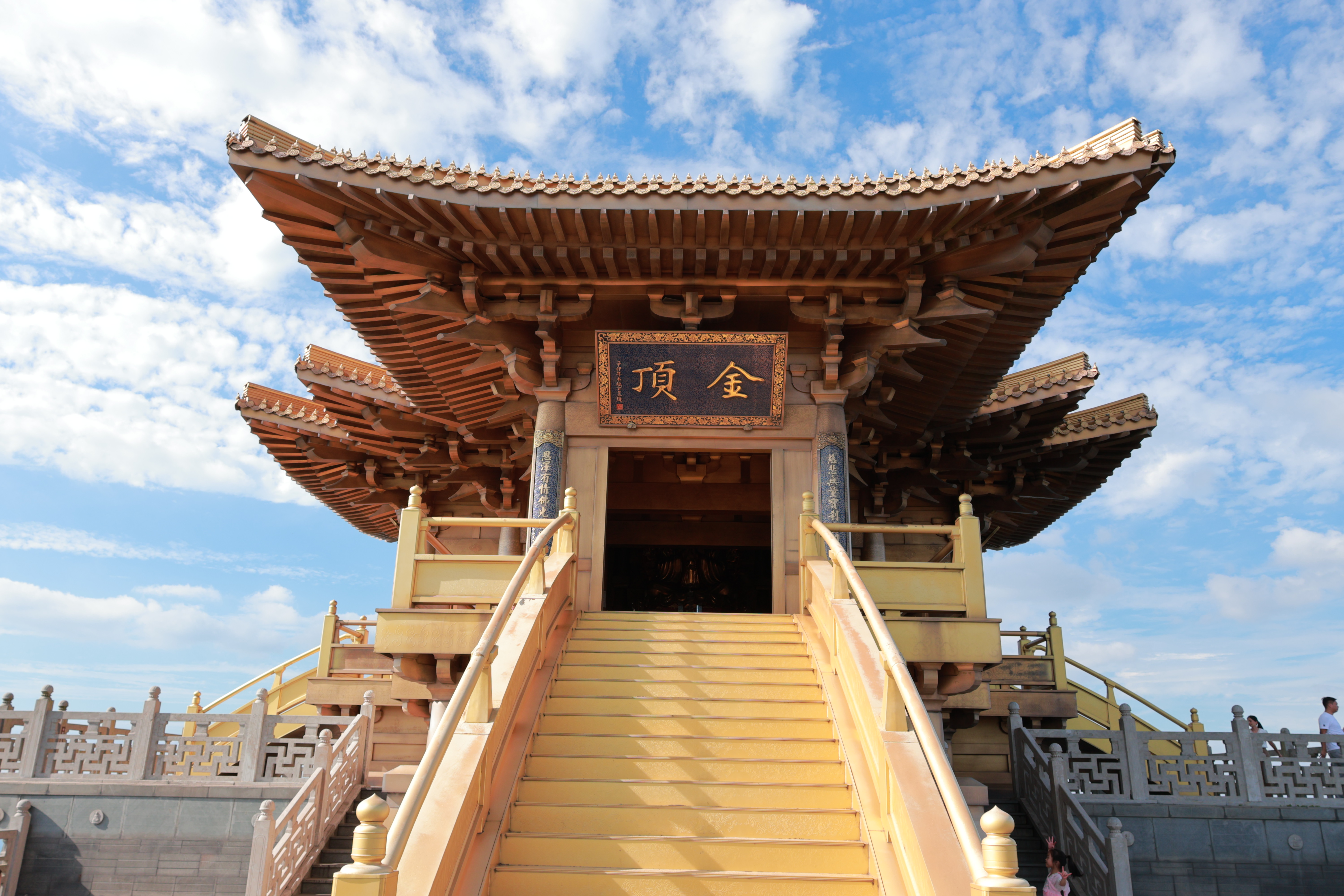 大洪山金顶+远山+晴空,代表7-8月山顶凉爽的体感