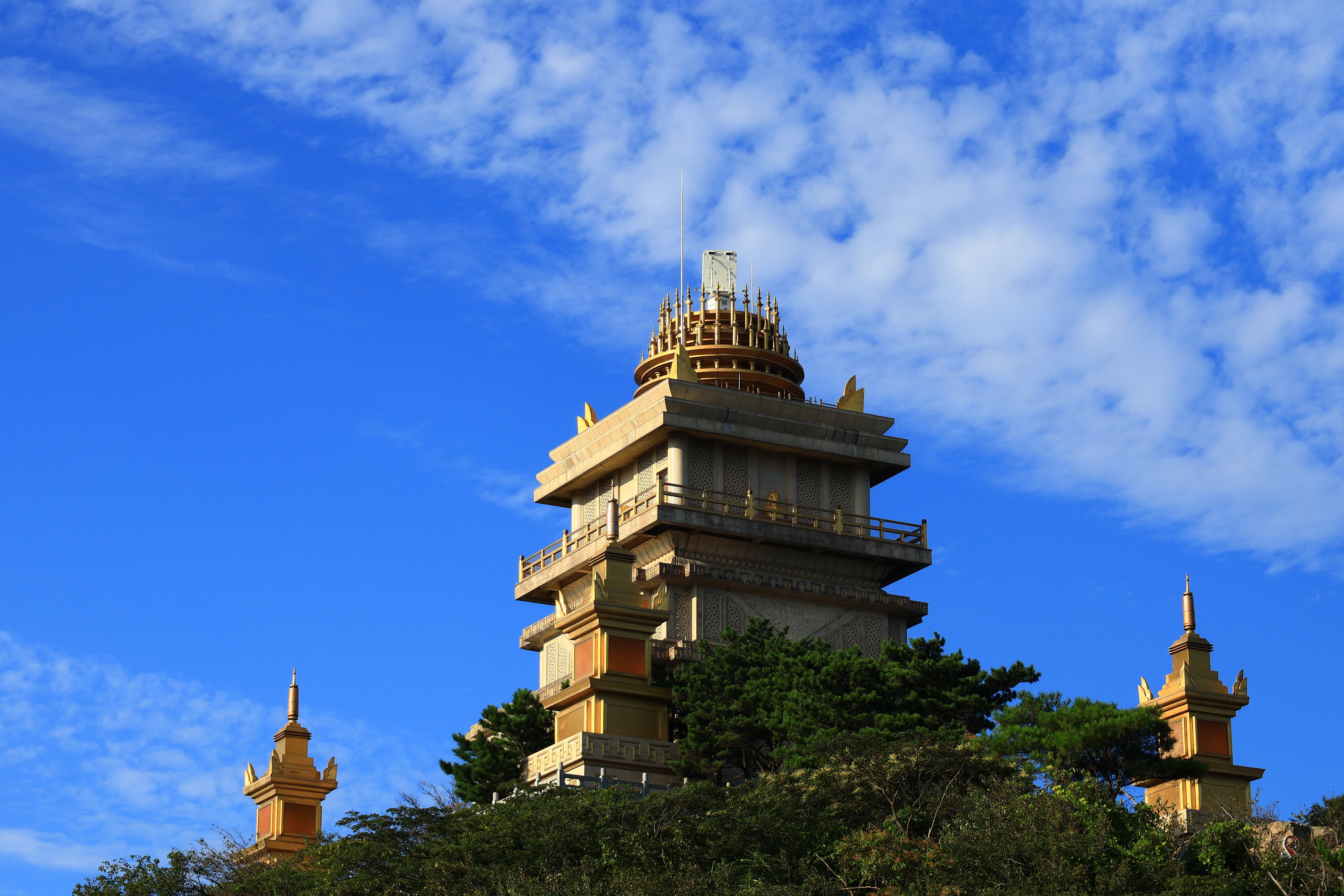 大洪山山顶远眺+蓝天白云,代表大洪山夏季清爽体感
