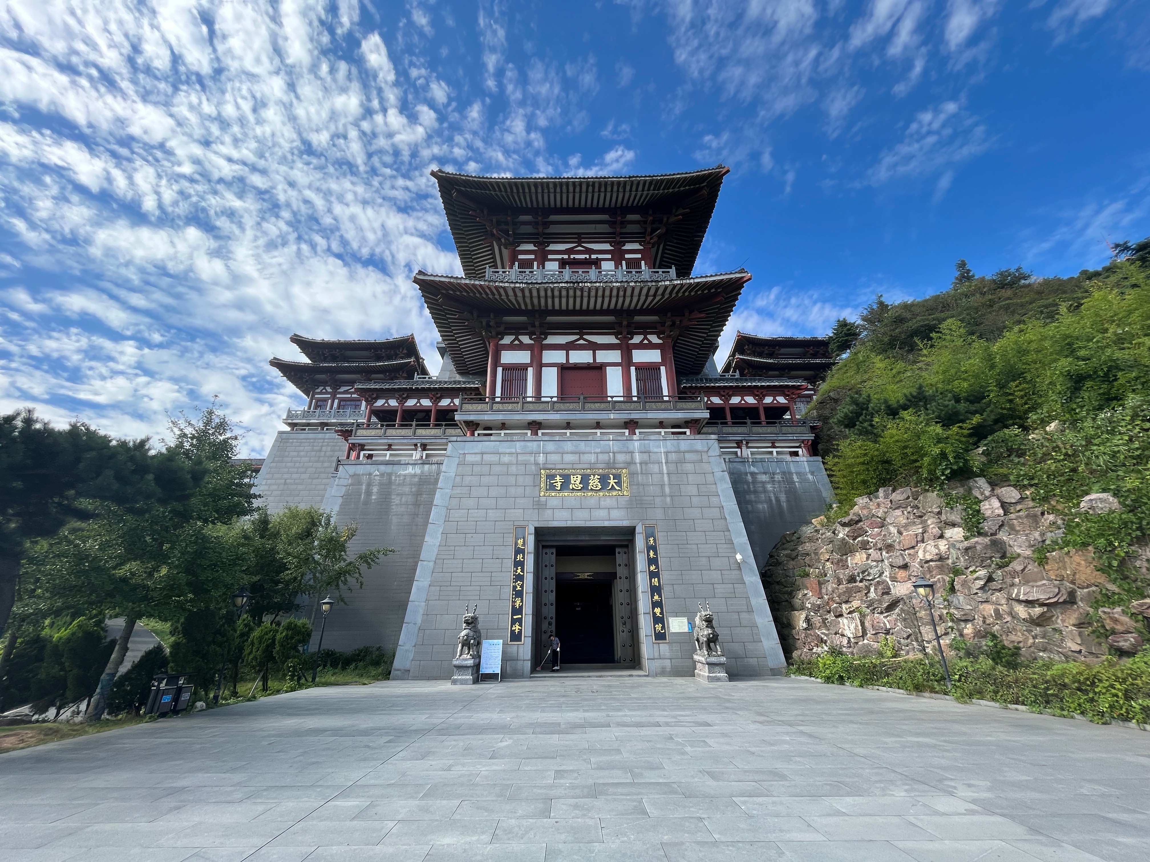 大洪山大慈恩寺+蓝天,代表大洪山宗教文化