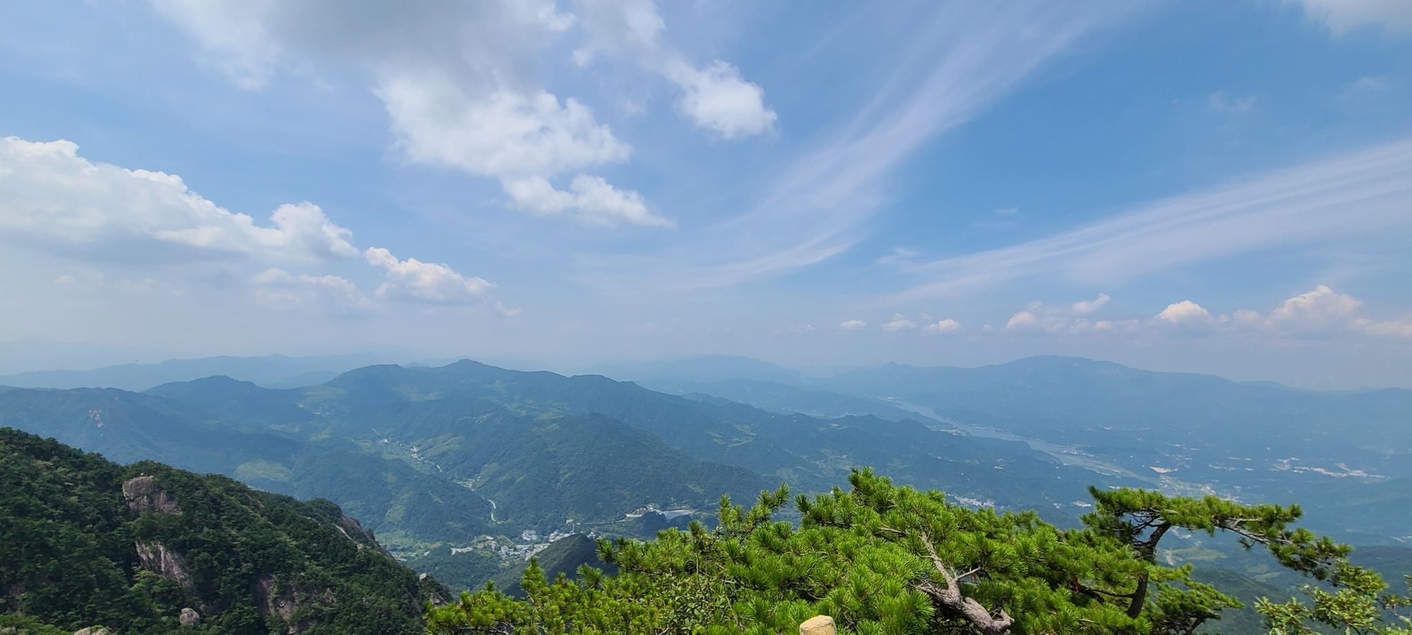 天堂寨山顶+蓝天+俯瞰群山,代表7-8月天堂寨凉爽体感