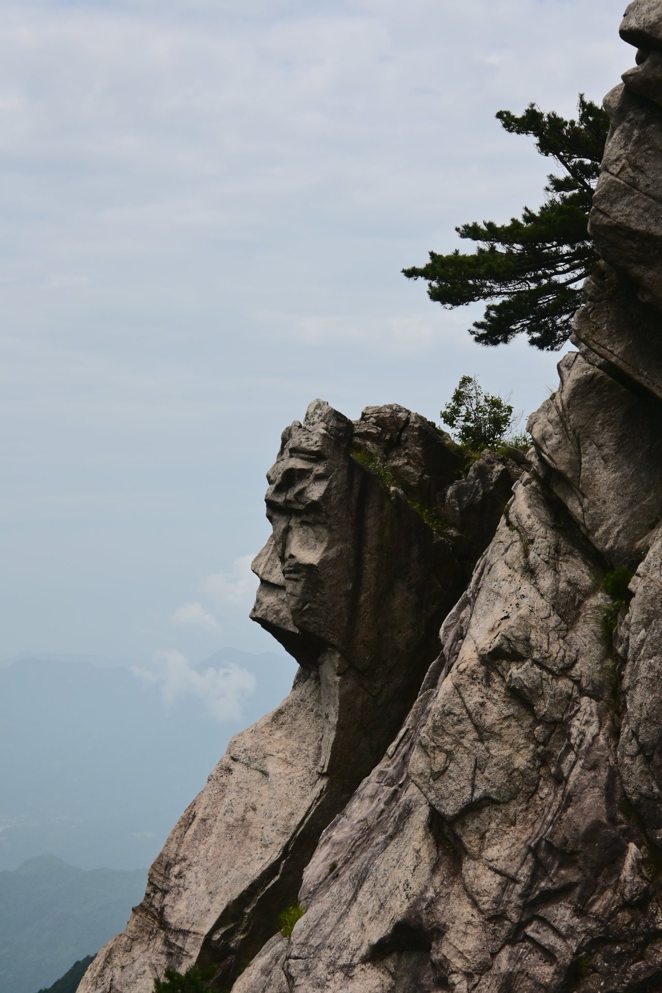 天堂寨山顶人面岩+松石,代表天堂寨标志性景观