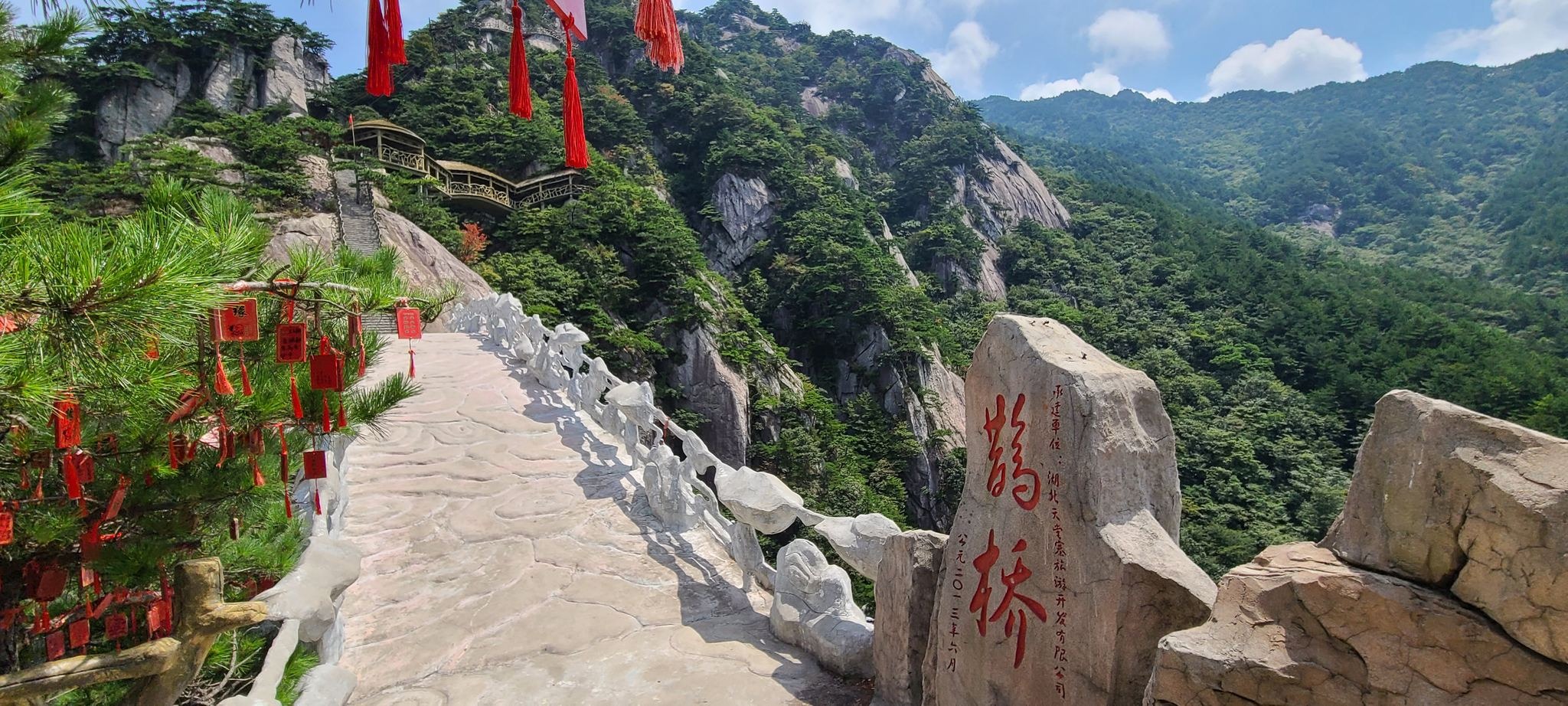 天堂寨鹊桥+云雾+红绸,代表天堂寨网红打卡点