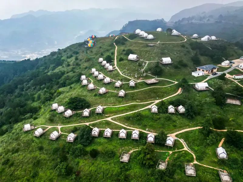 百里荒草原+蜿蜒步道+蓝天,适合党建团建集体合影