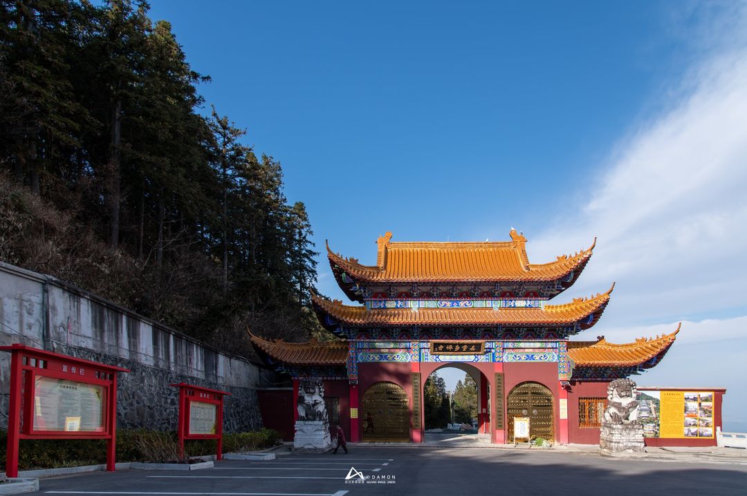 九宫山山景+蓝天+栈道,经济版适合山下住宿